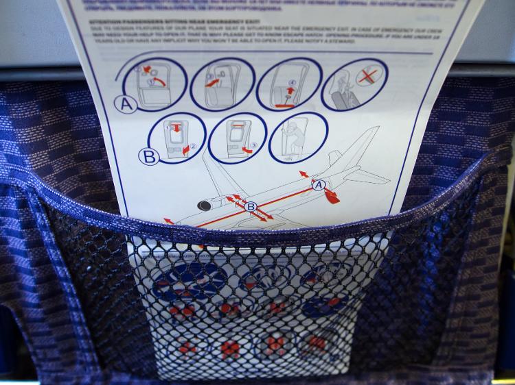 O folheto de instruções de segurança passa por muitas mãos e, por isso, não é dos objetos mais limpos da aeronave