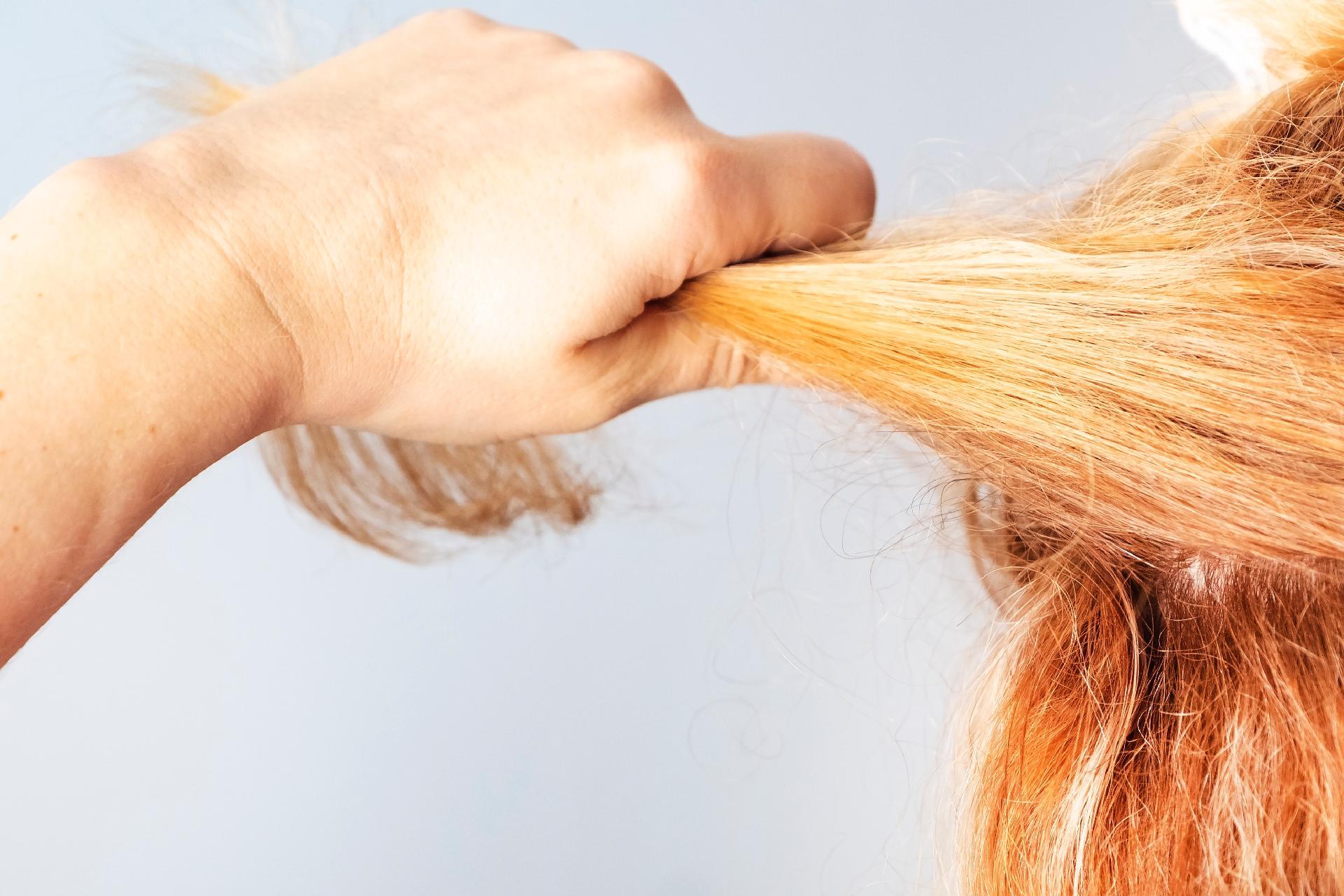 Hair popping: viral no TikTok, puxar cabelo acaba com a dor de cabeça?