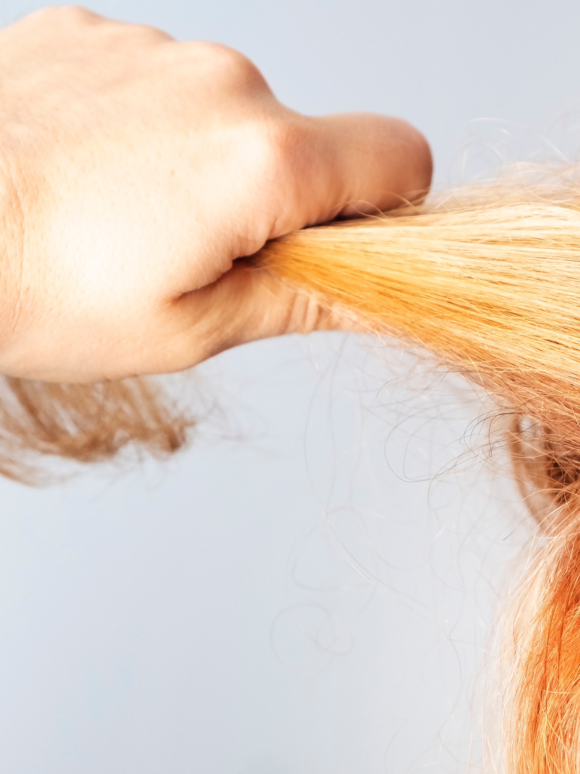 Hair popping: viral no TikTok, puxar cabelo acaba com a dor de cabeça?