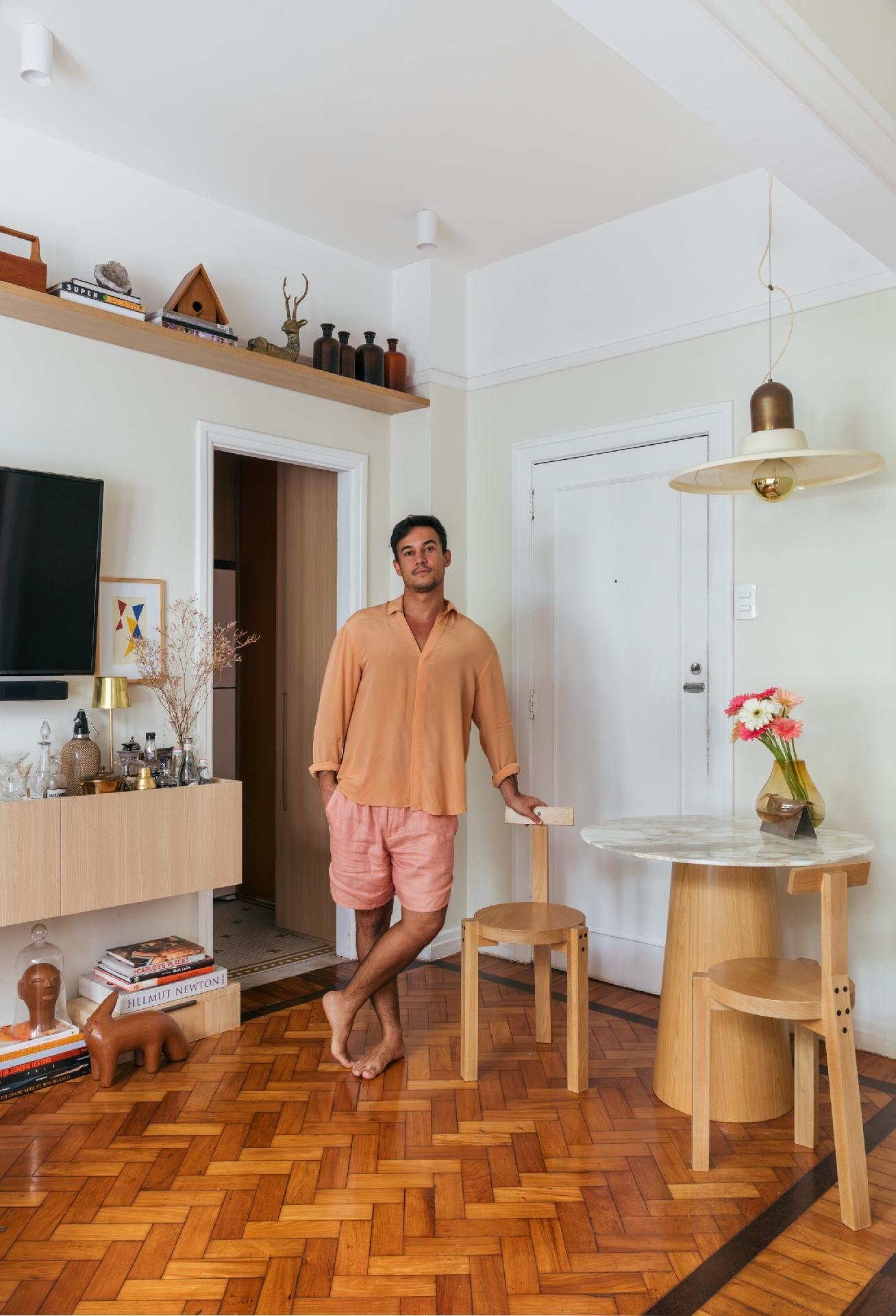 Antes de chegar a este apartamento, o arquiteto Rodolfo Consoli morava em um imóvel de andar baixo, nos fundos, com pouca luz natural e sem privacidade. Assim como muita gente, na pandemia ele se viu sufocado e resolveu que era hora de mudar. Foi aí que no mesmo bairro, Copacabana, ele se deparou com este de 42 m² e uma bela vista da praia. - Luiza Schreier/Divulgação