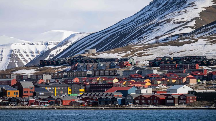 Longyearbyen, na ilha Spitsbergen, do arquipélago Svalbard, no norte da Noruega Longyearbyen, na ilha Spitsbergen, do arquipélago Svalbard, no norte da Noruega
