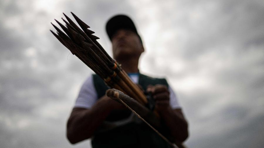Um membro da Guarda Indígena Shipibo Konibo se prepara antes de sair em patrulha contra madeireiros ilegais em Caimito, no departamento de Ucayali, Peru Um membro da Guarda Indígena Shipibo Konibo se prepara antes de sair em patrulha contra madeireiros ilegais em Caimito, no departamento de Ucayali, Peru