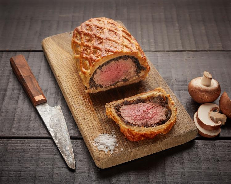 Na receita mais popular, o beef Wellington leva uma camada de cogumelos picados Na receita mais popular, o beef Wellington leva uma camada de cogumelos picados
