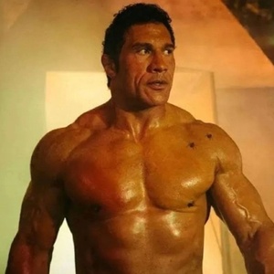 Dwayne Johnson volta ao ringue e se sai bem