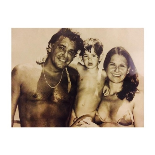 9.ago.2015 - O ator Dado Dolabella publicou uma foto da infância ao lado do pai, Carlos Eduardo Dolabella, e da mãe, Pepita Rodrigues