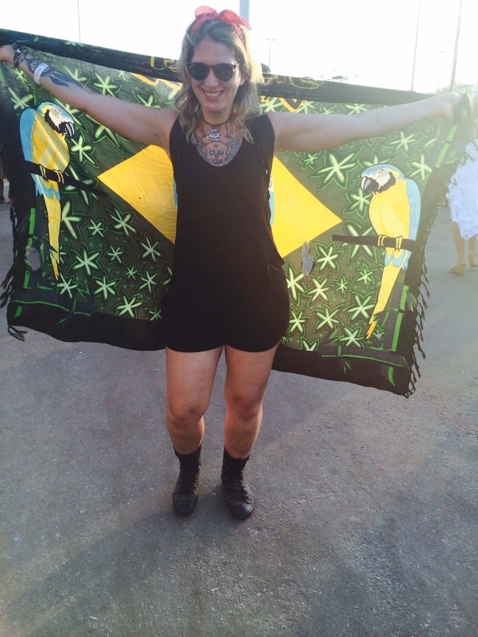 19.set.2015 - Nazaré da Costa, 35, de Caxias (RJ), escolheu o dia do metal para vir ao Rock in Rio, mas não resistiu e caiu no samba no Rock Street da Cidade do Rock. "Sou brasileira, né? Não existe essa de metaleiro não gostar disso" - Felipe Branco Cruz/UOL