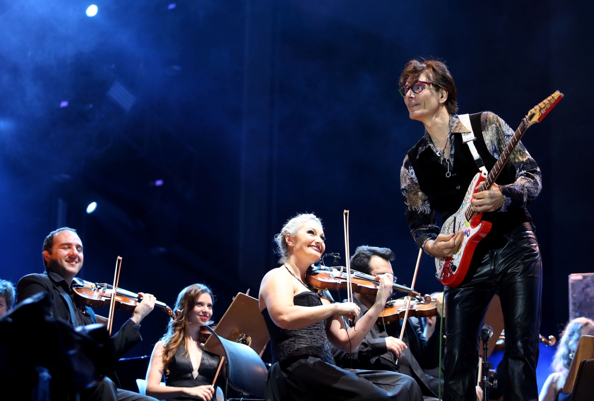 25.set.2015 - O guitarrista Steve Vai se apresenta com a Camerata Florianópolis, fechando o palco Sunset, durante o quinto dia do festival Rock in Rio 2015. - Fábio Motta/Estadão Conteúdo