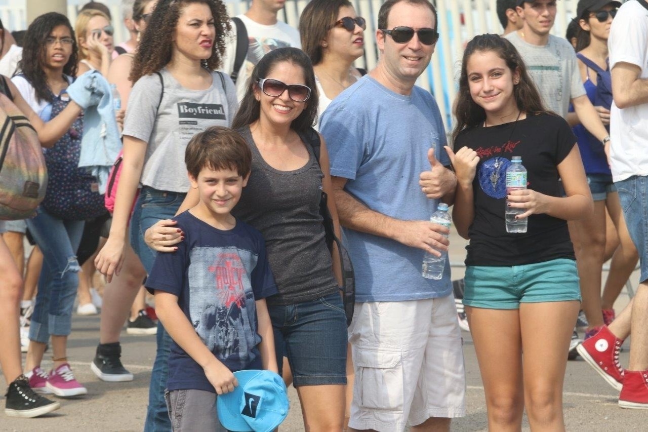 26.set.2015 - Público começa a chegar na Cidade do Rock para o sexto dia de shows do Rock in Rio 2015, que tem como atração principal a cantora americana Rihanna. - Zulmair Rocha/UOL