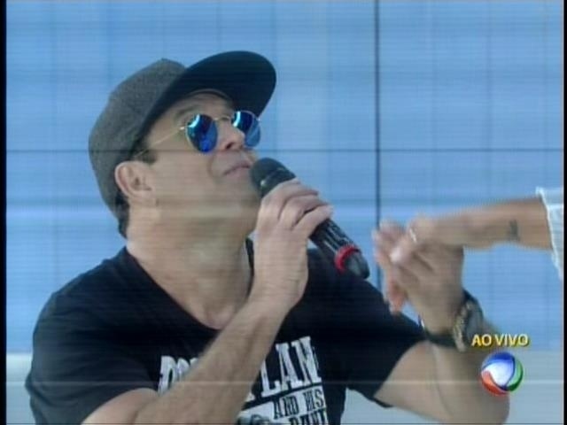 28.set.2015 - Sérgio Mallandro canta para Xuxa