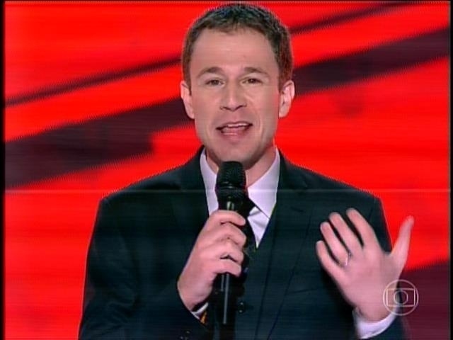 1.out.2015- Tiago Leifert usa terno elegante na estreia da quarta edição do "The Voice Brasil" - Reprodução/TV Globo