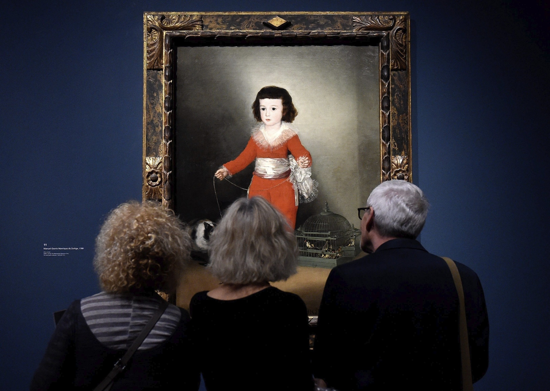 06.out.2015 - Visitantes observam a obra "Don Manuel Osorio Manrique de Zúñiga", mais um dos retratos pintados por Goya - Facundo Arrizabalaga/EFE