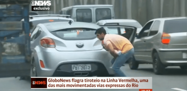 Equipe da Globo é surpreendida por tiros no Rio; homem tenta proteger bebê - Reprodução/TV Globo