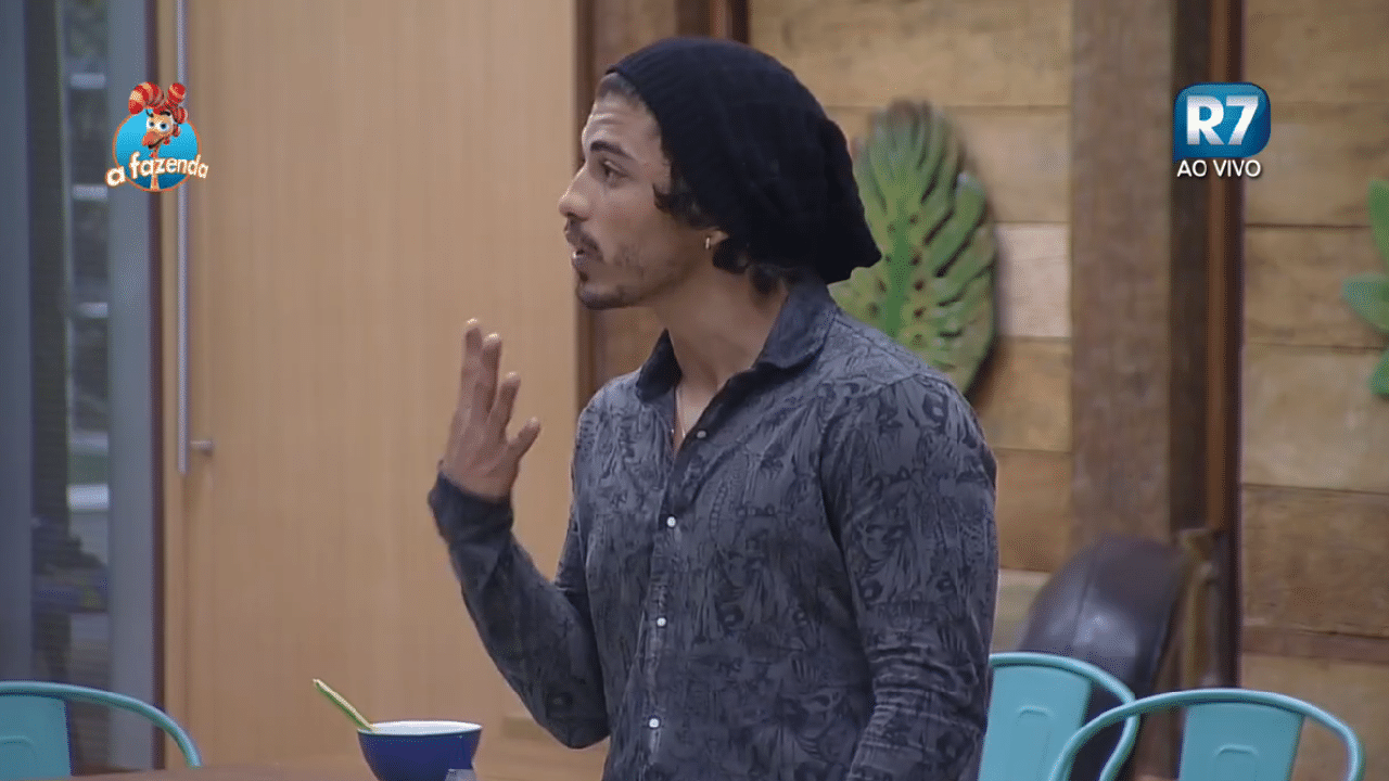 8.out.2015 - Douglas Sampaio prometeu que iria dar um beijo no ouvido de Edu K se ele não fosse eliminado. "Está cheio de cera porque ele não toma banho", disse o peão. Porém, Douglas não pode cumprir a sua promessa. Mara recebeu 57,8% dos votos, e Edu K saiu na segunda semana da competição - Reprodução/Record