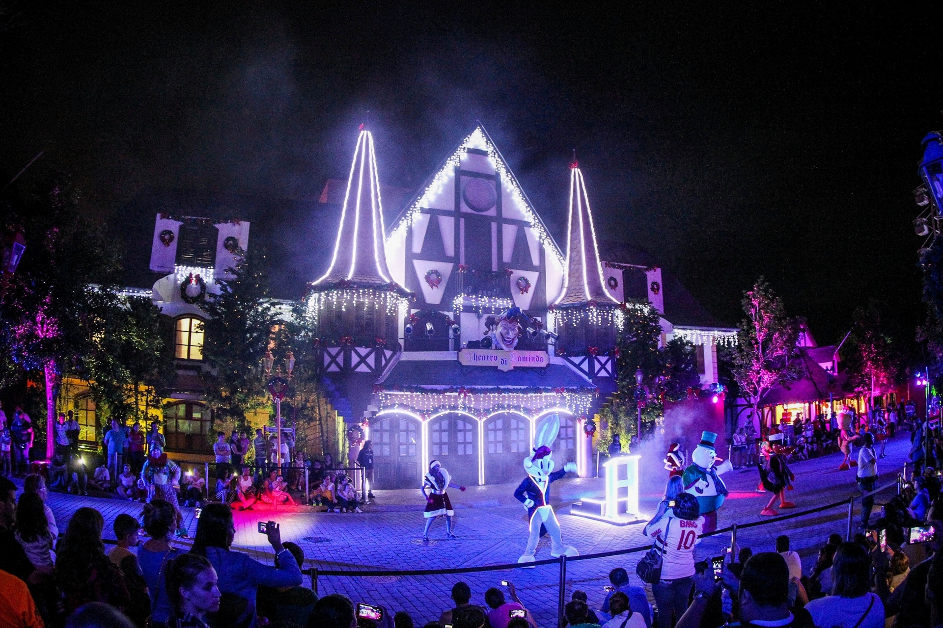 Até dia 30 de dezembro, o Hopi Hari recebe a 3ª edição do Natal do Pernalonga e Sua Turma, que terá o Papai Noel, duendes, renas, soldadinhos de chumbo, noeletes e os personagens Looney Tunes, como Pernalonga, Patolino, Piu-Piu, Frajola, Taz e Marvin. Ao cair da noite, a rua di Kaminda ganha uma iluminação especial na Vila de Natal e uma parada com todos os personagens. - Divulgação