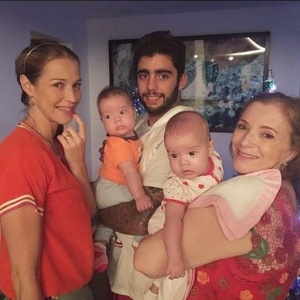 Luana Piovani com o marido, a mãe dela e os filhos gêmeos no Natal do ano passado - Reprodução/Instagram/luapio