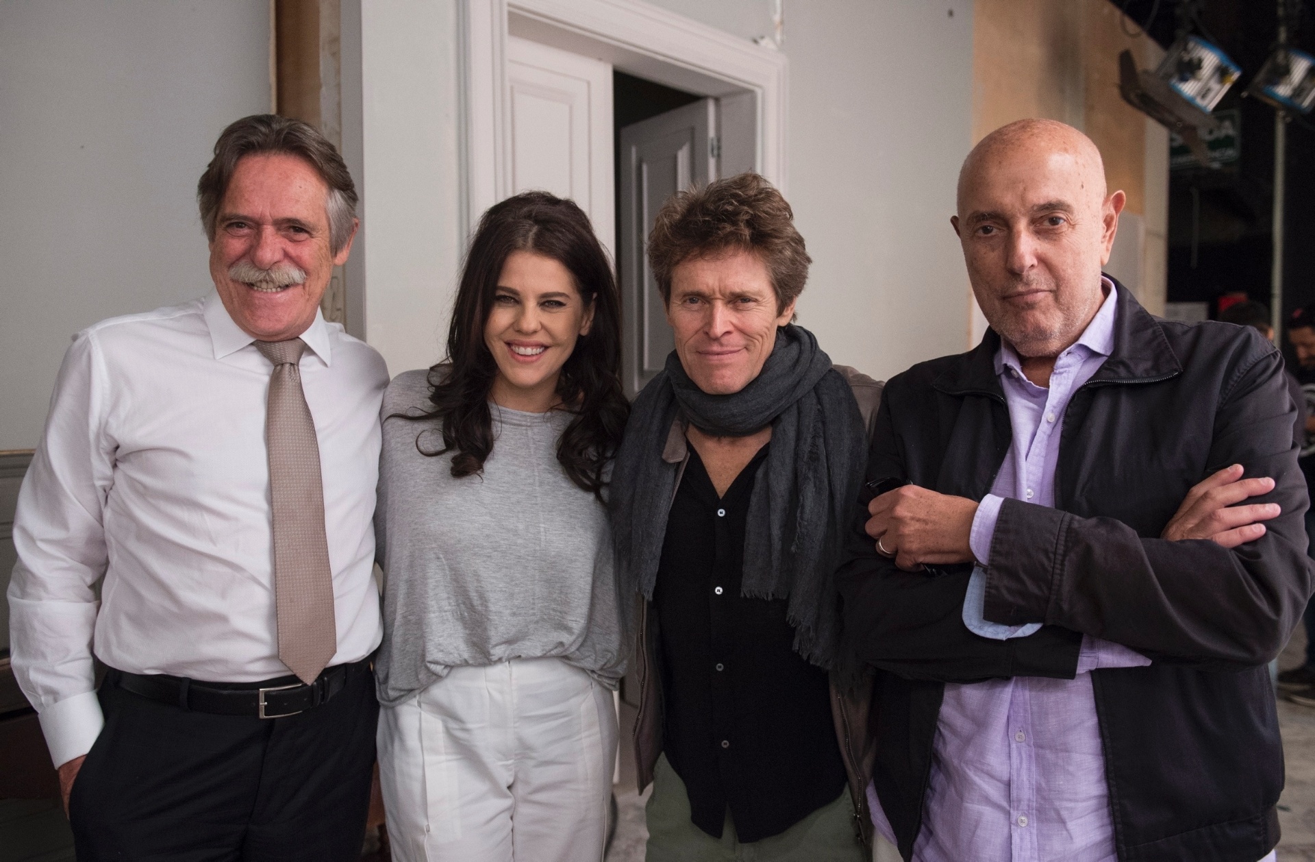 25.fev.2016 - José de Abreu e Bárbara Paz ao lado de Willem Dafoe e do cineasta Hector Babenco, diretor de "Meu Amigo Hindu", longa estrelado por Dafoe e lançado nesta semana no Brasil - Estevam Avellar/TV Globo