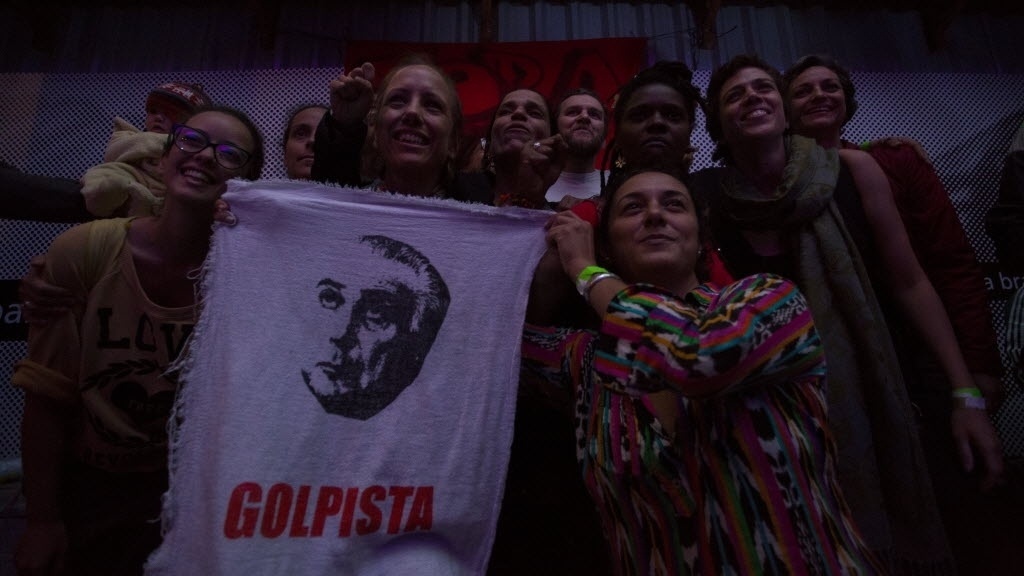 18.mai.2016 - Público protesta chamando o presidente interino Michel Temer de "golpista" - Douglas Shineidr/UOL