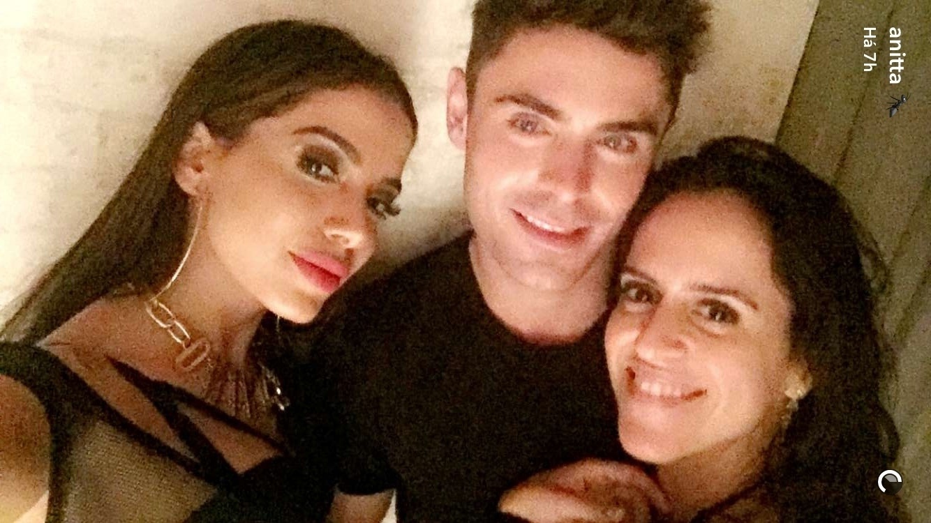 18.ago.2016 - Os eventos em torno dos Jogos Olímpicos do Rio de Janeiro estão agitando torcedores de vários países. Na noite de quarta-feira (16), a funkeira Anitta encontrou o astro hollywoodiano Zac Efron em uma festa e mostrou uma selfie com o galã em sua conta do Snapchat. Em outro post, ela fez um vídeo em que aparecia dançando na mesma pistinha de Zac - Reprodução/Snapchat anitta