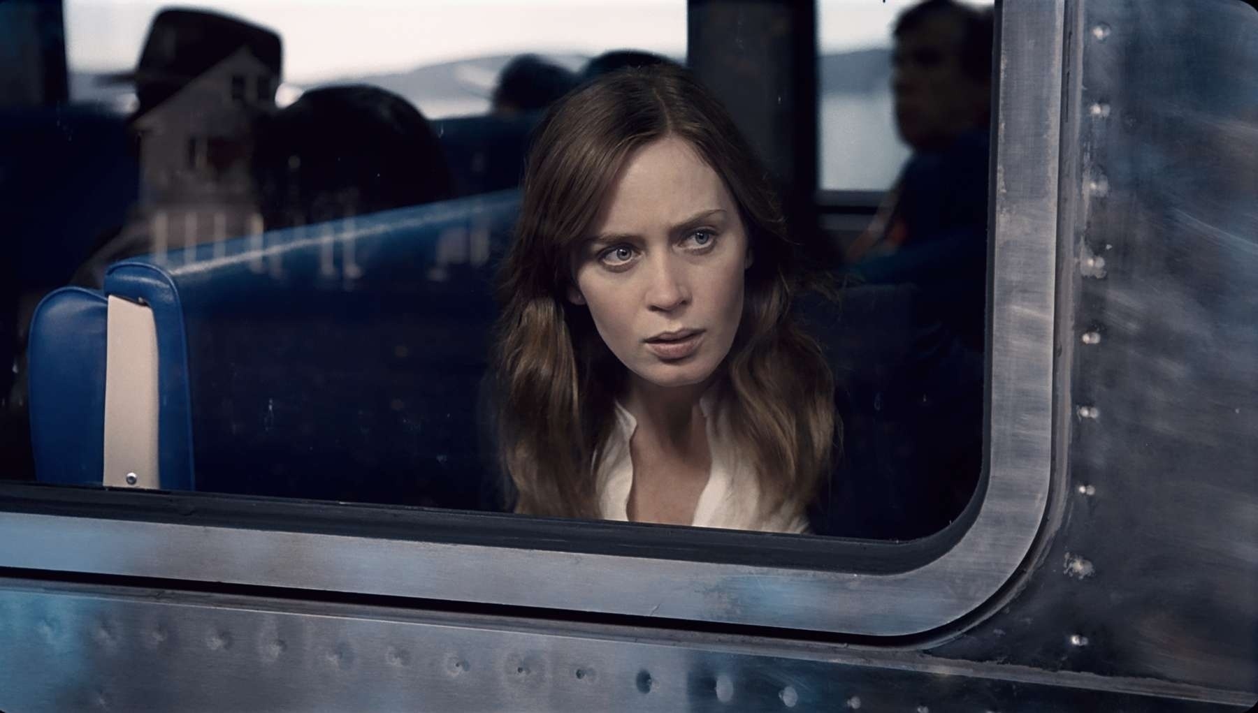Emily Blunt é Rachel, a protagonista de "A Garota no Trem". Rachel tem problemas com álcool e se vê envolvida na trama do desaparecimente de Megan, mulher que ela observa durante suas viagens de trem - Divulgação