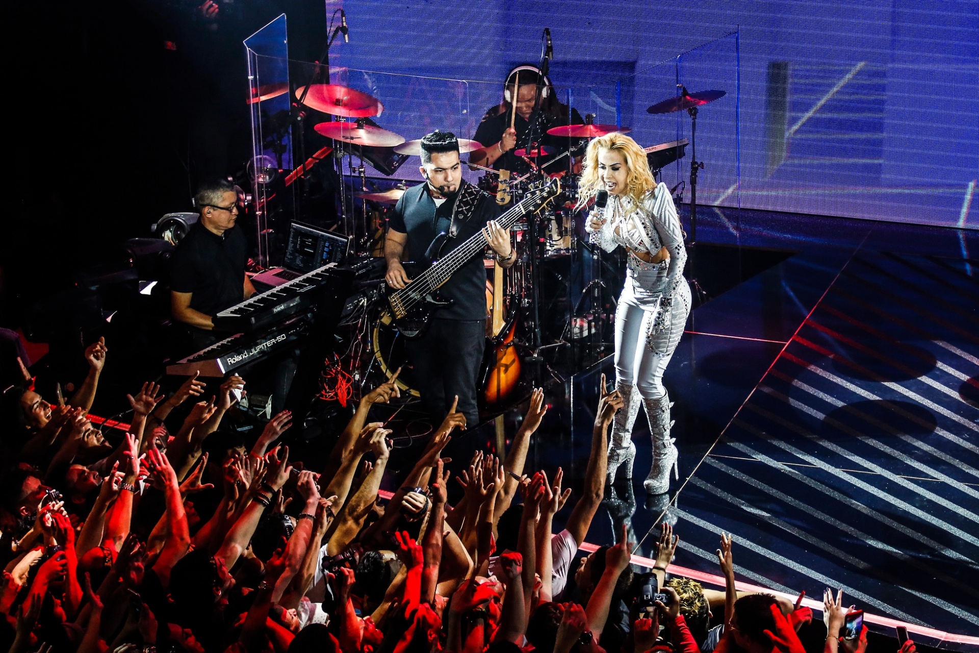 10.nov.2016 - Joelma interage com o público durante a gravação do primeiro DVD de sua carreira solo, que aconteceu em uma casa de shows na zona sul de São Paulo - Lucas Lima/UOL