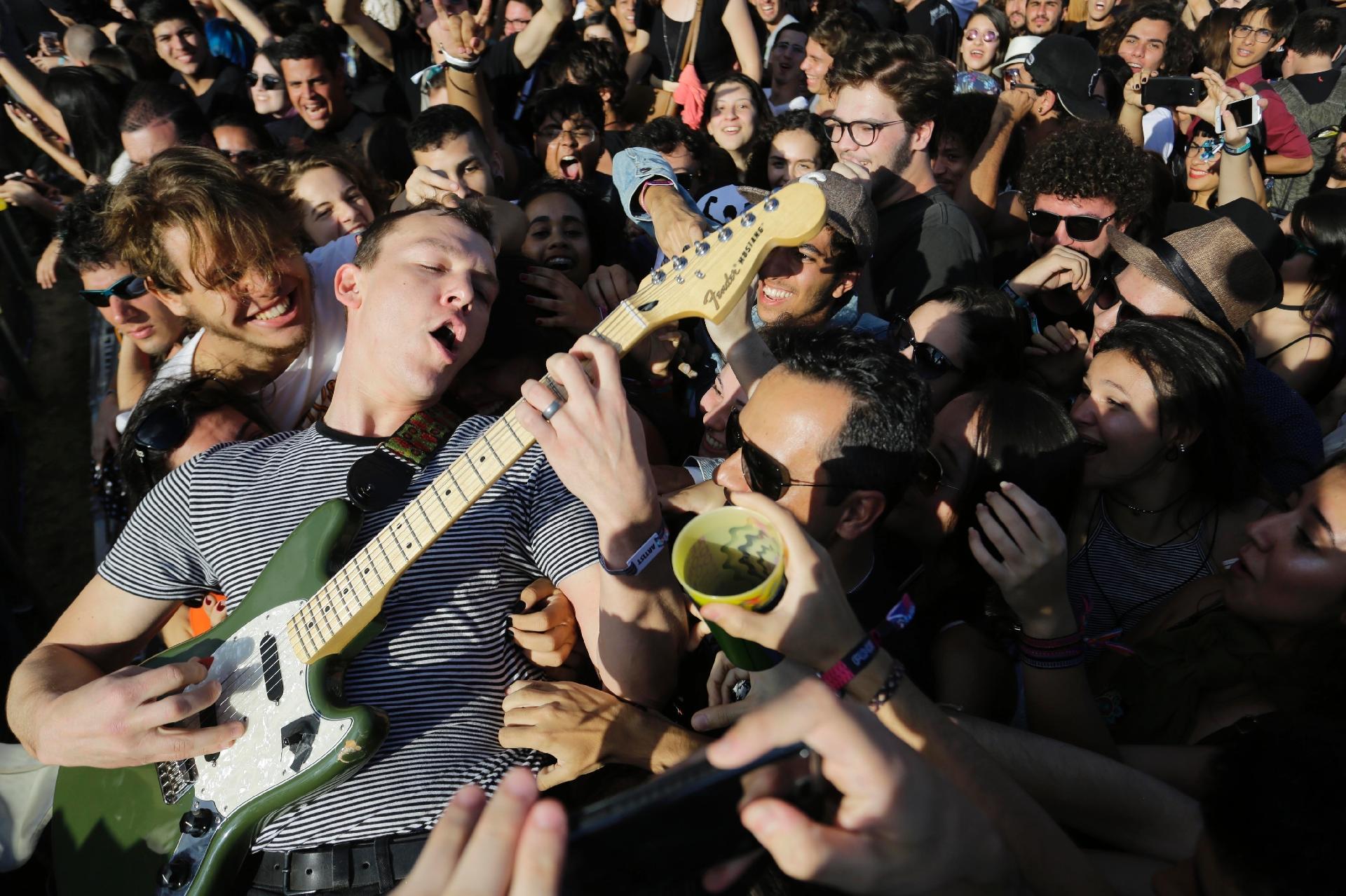 Não foi só o vocalista que se jogou na plateia, outros integrantes do Cage The Elephant também aproveitaram o contato mais próximo com o público - Nelson Antoine/Folhapress