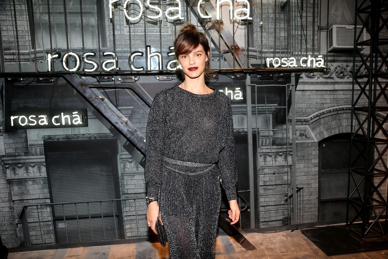 Laura Neiva prestigia coleção Primavera/Verão da grife Rosa Chá em São Paulo - Iwi Onodera e Manuela Scarpa/Brazil News