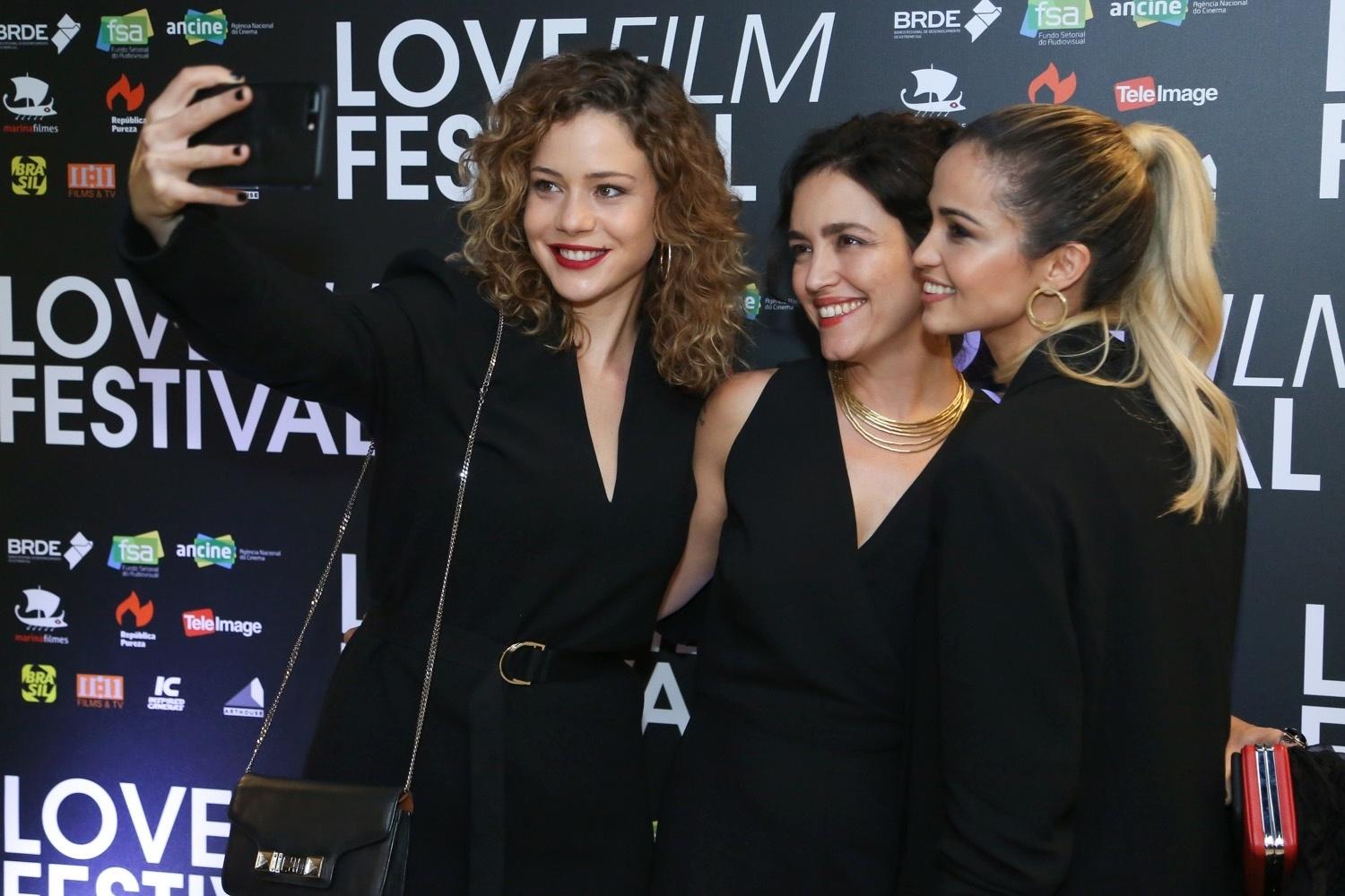 Leandra Leal, Manuela Dias e Nanda Costa fazem selfie na pré estreia do longa "Love Filme Festival" no Espaço Itaú Cinema em Botafogo, zona sul do Rio - Roberto Filho/ Brazil News