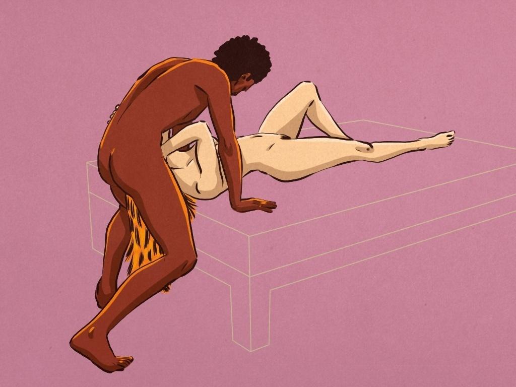 O primeiro passo é ele ficar de pé, ao lado da beira da cama. A parceira, então, se deita com a cabeça para cima e para fora - Leo Gibran