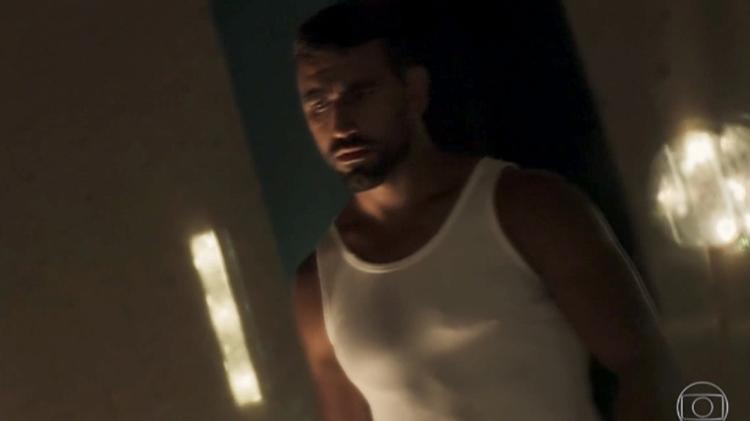 Cena em que Guilherme Trestini interpretou o garoto de programa contratado por Samuel, papel de Eriberto Leão, em "O Outro Lado do Paraíso" - Reprodução/TV Globo  - Reprodução/TV Globo 