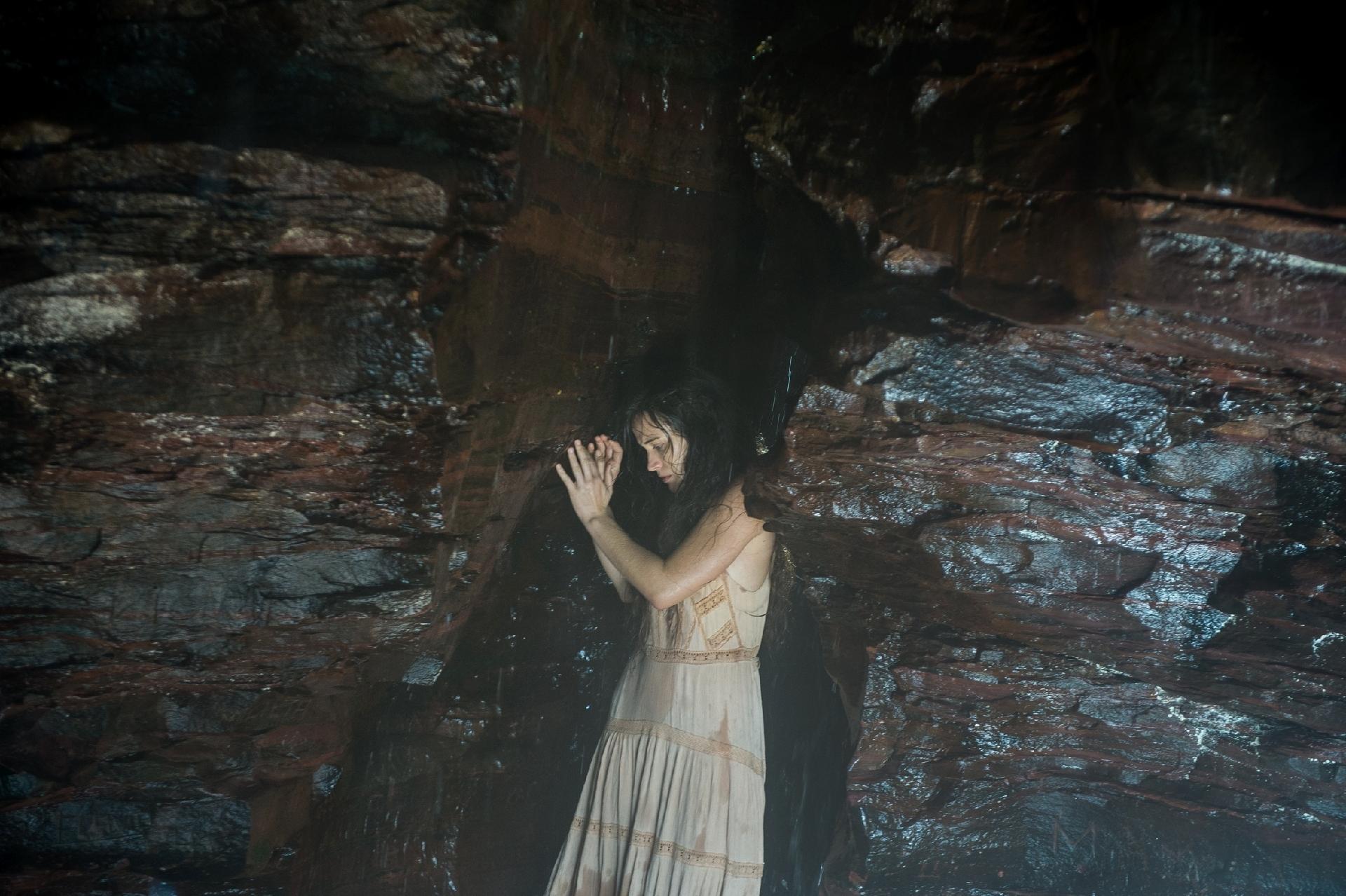 O sofrimento de Clara (Bianca Bin) é ilustrado por cenas metafóricas em "O Outro Lado do Paraíso" - Raquel Cunha/Globo