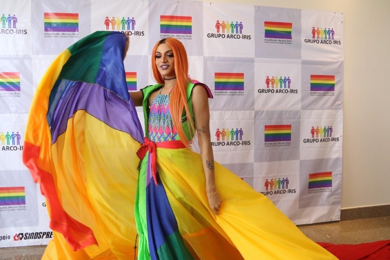 Pabllo Vittar caprichou no visual apostando em uma saia longa e colorida - Daniel Pinheiro/AgNews