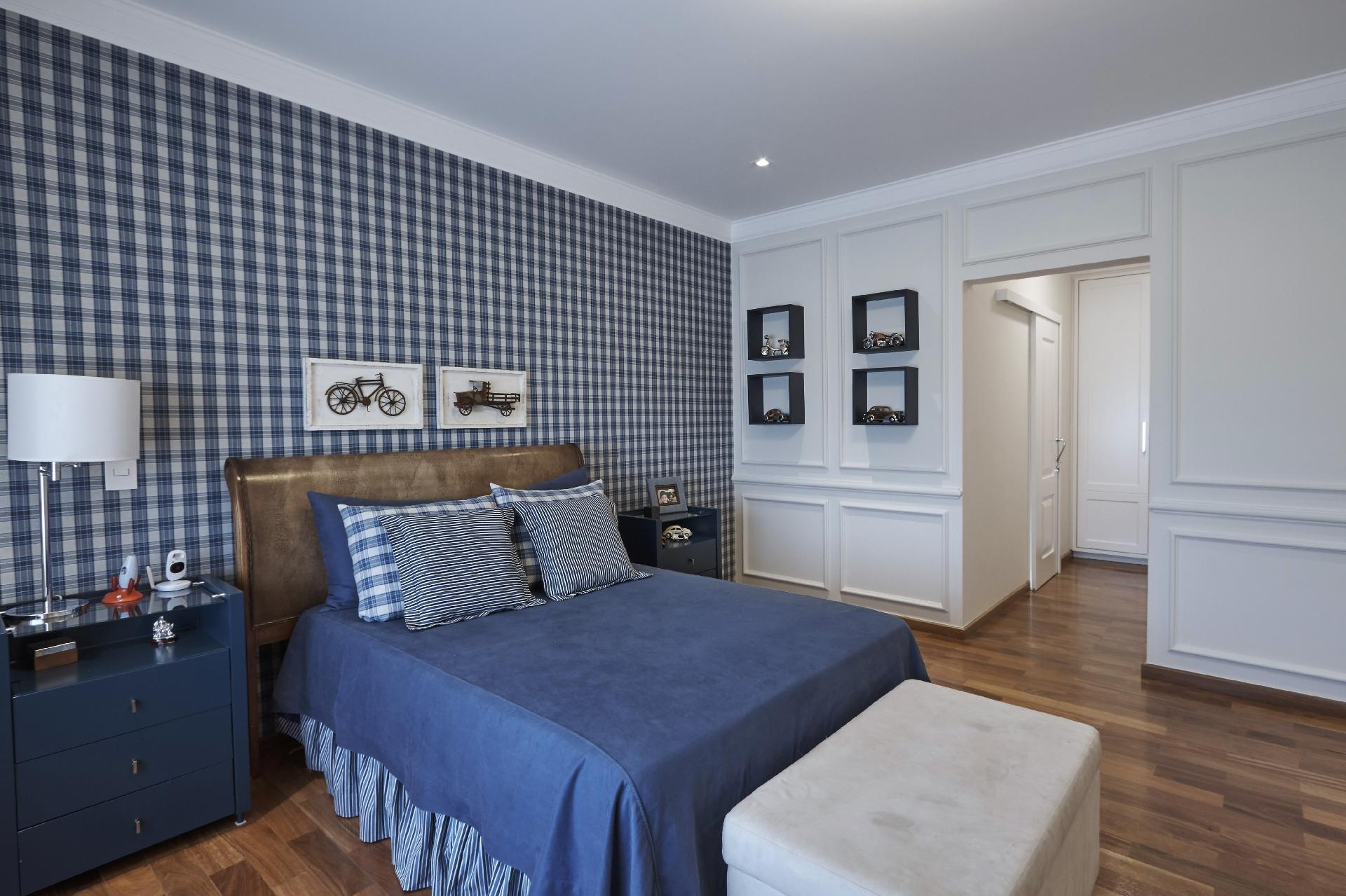 Os profissionais da Piloni Arquitetura recorreram a facilidade do tecido para renovar a decoração deste quarto. A estampa xadrez na parede compõe com o enxoval da cama e a cabeceira de couro, deixando o ambiente harmonioso - Thales Nogueira/Divulgação