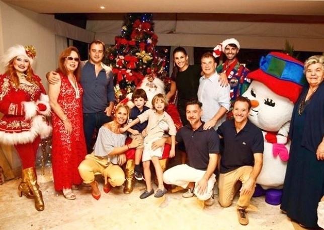 Adriane Galisteu e sua enorme família em clima natalino - Reprodução/Instagram