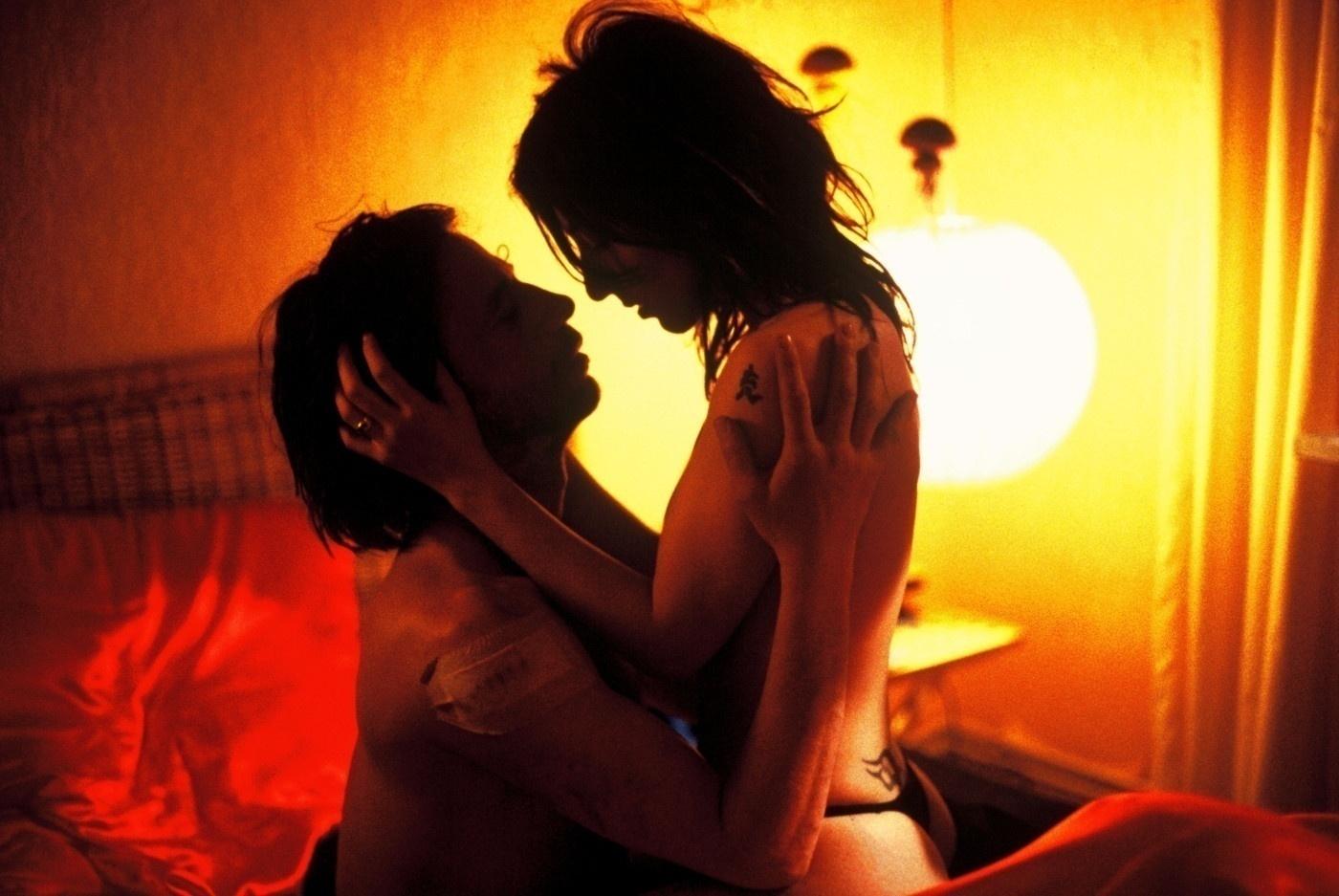 Sibel Kekilli e Birol Ünel em cena no filme "Contra a Parede" (2004) - Divulgação