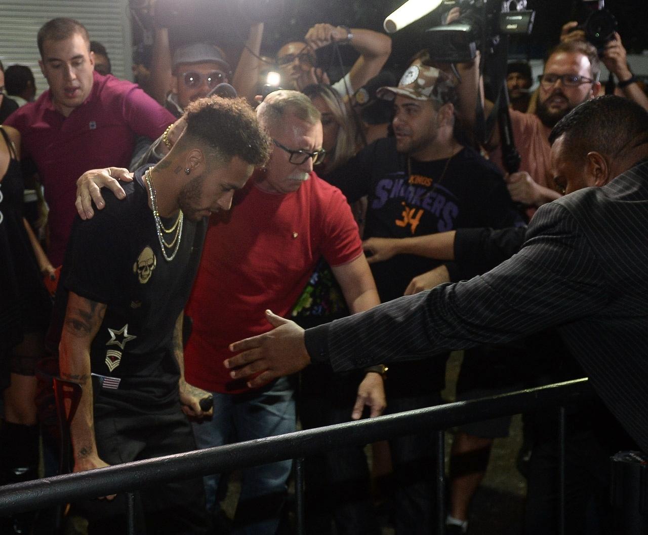 Neymar chega a festa - Francisco Cepeda/AgNews