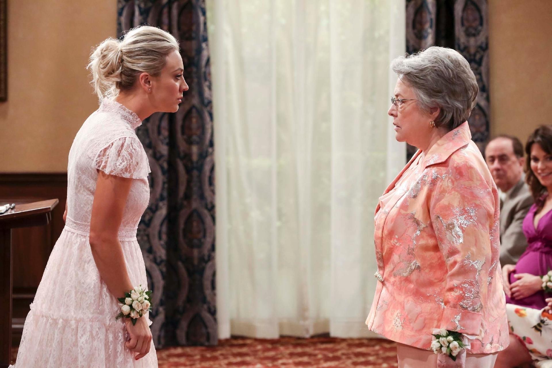 Penny (Kaley Cuoco) se estranha com a mãe de Amy, vivida por Kathy Bates, em cena de "The Big Bang Theory" - Divulgação