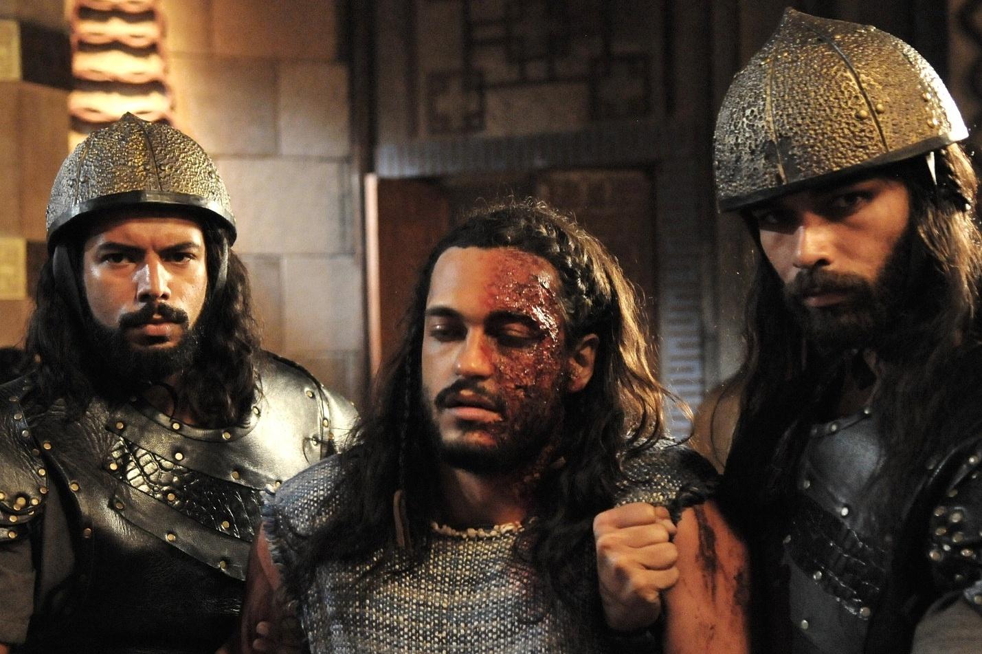 Raphael Vianna desfigurou metade do rosto para gravar a cena em que seu personagem, Tobias, é arrastado pelos oficiais do rei Marek (Igor Rickli) em "A Terra Prometida", novela da Record - Munir Chatack/Record