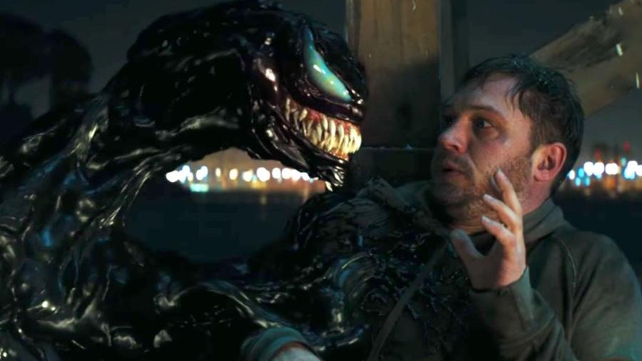 Tom Hardy se confronta com o simbionte em cena de "Venom" - Reprodução