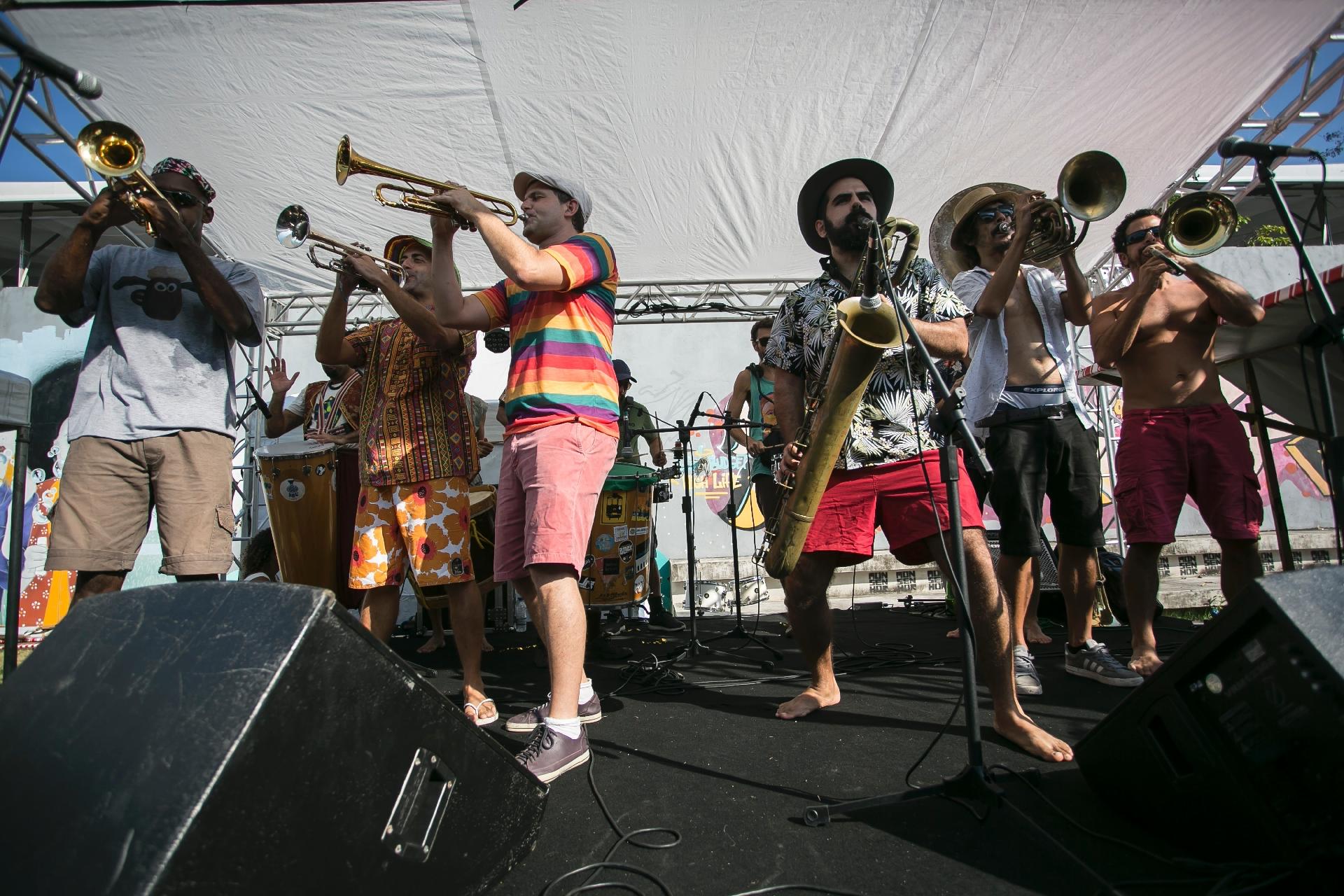 Músicos da Orquestra Voadora levantam público com repertório eclético - Bruna Prado/UOL