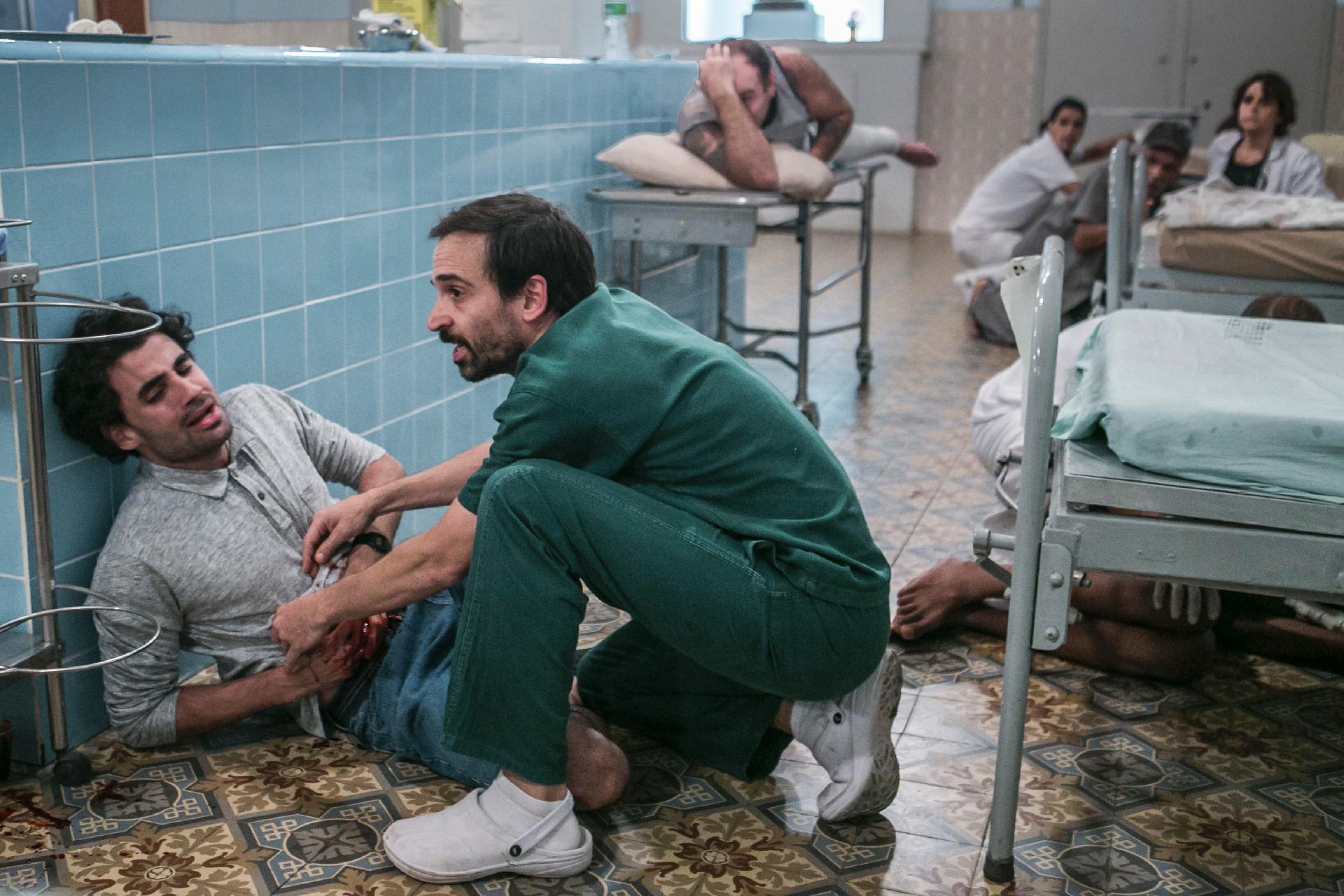 O médico Evandro (Julio Andrade) socorre paciente em cena de "Sob Pressão" - Globo / Raquel Cunha