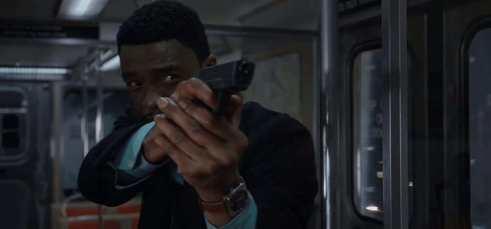 Chadwick Boseman em "21 Bridges" - Reprodução/YouTube