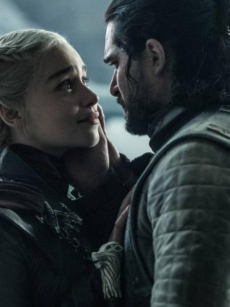 Daenerys e Jon Snow em cena do último episódio de "Game of Thrones" - Divulgação