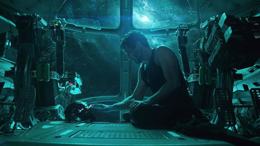Tony Stark (Robert Downey Jr.) mexe no capacete do Homem de Ferro em Vingadores: Ultimato - Divulgação