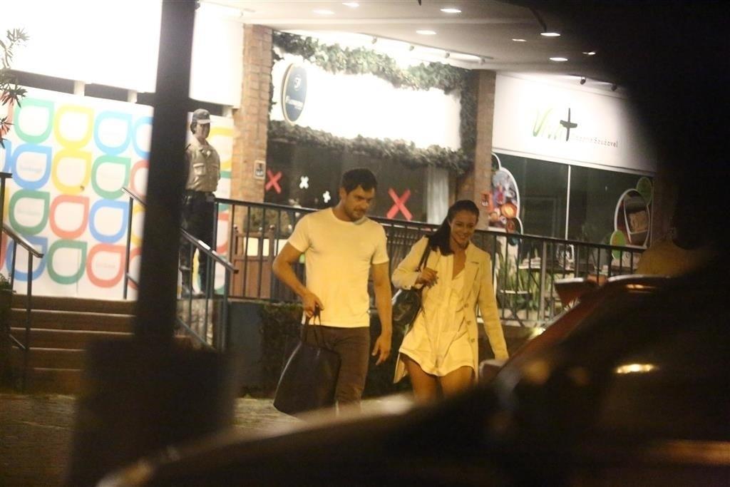 Sérgio Guizé e Paolla Oliveira são vistos deixando restaurante no Rio de Janeiro - AgNews