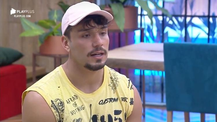 Lucas desabafa na cozinha - Reprodução/Playplus - Reprodução/Playplus