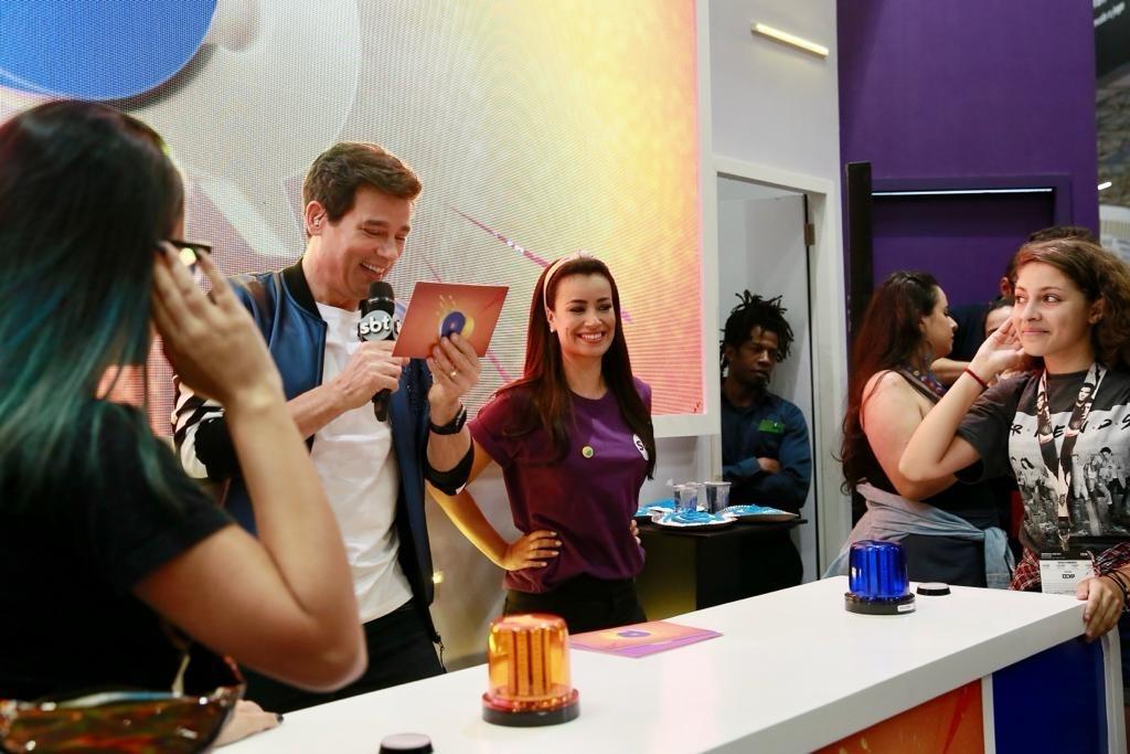 Celso Portiolli comanda torta na cara no estande do SBT durante a CCXP 2019 - Iwi Onodera/UOL