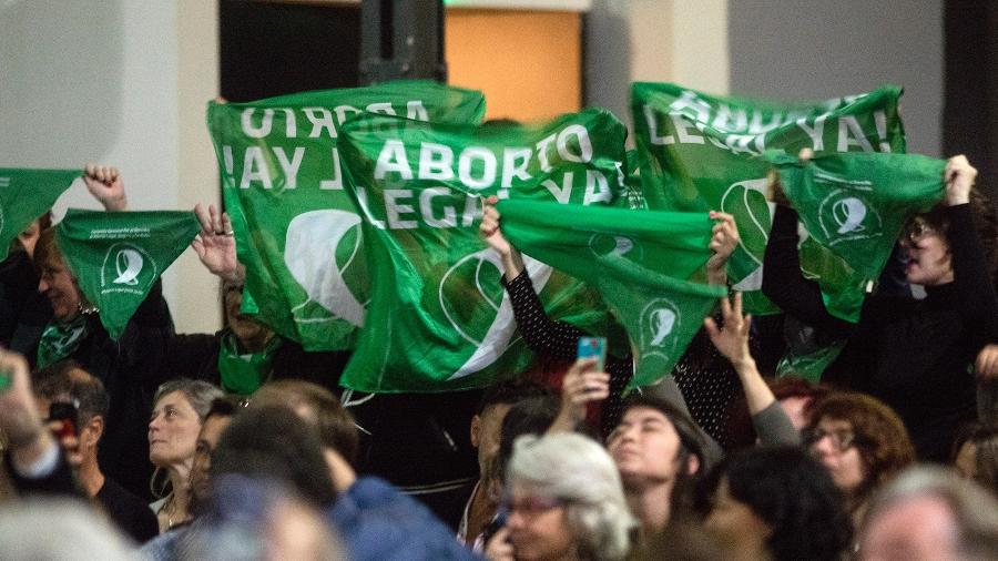 Manifestantes seguram lenços verdes a favor do direito ao aborto durante discurso de Rita Segato, em Buenos Aires - Ricardo Ceppi/Getty Images