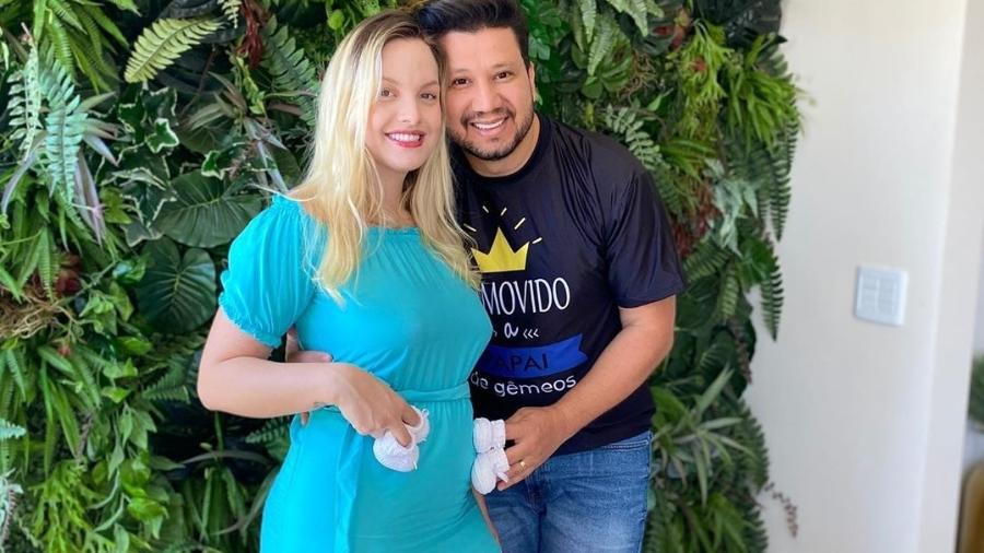 Sertanejo Cleber posou ao lado da mulher Ingrid para comemorar a gravidez de gêmeos - Divulgação/Instagram @cleber