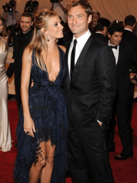Os atores Sienna Miller e Jude Law vão juntos a evento pela primeira vez desde que voltaram a namorar, em dezembro de 2009, na festa do The Metropolitan Museum of Art, em Nova York (3/5/10) - Getty Images