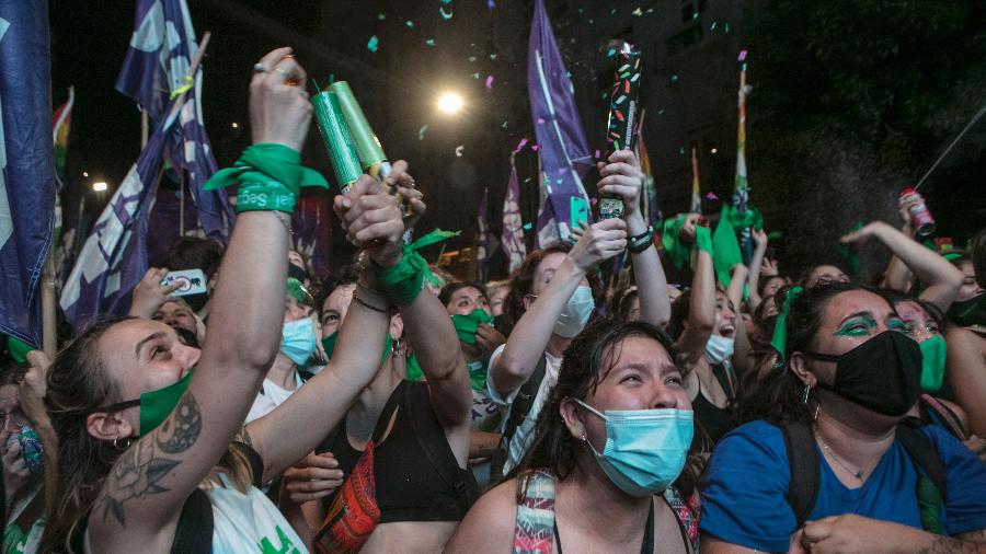 Na Argentina, mulheres comemoram a aprovação da lei que possibilita o aborto até a 14ª semana da gestação - Getty Images